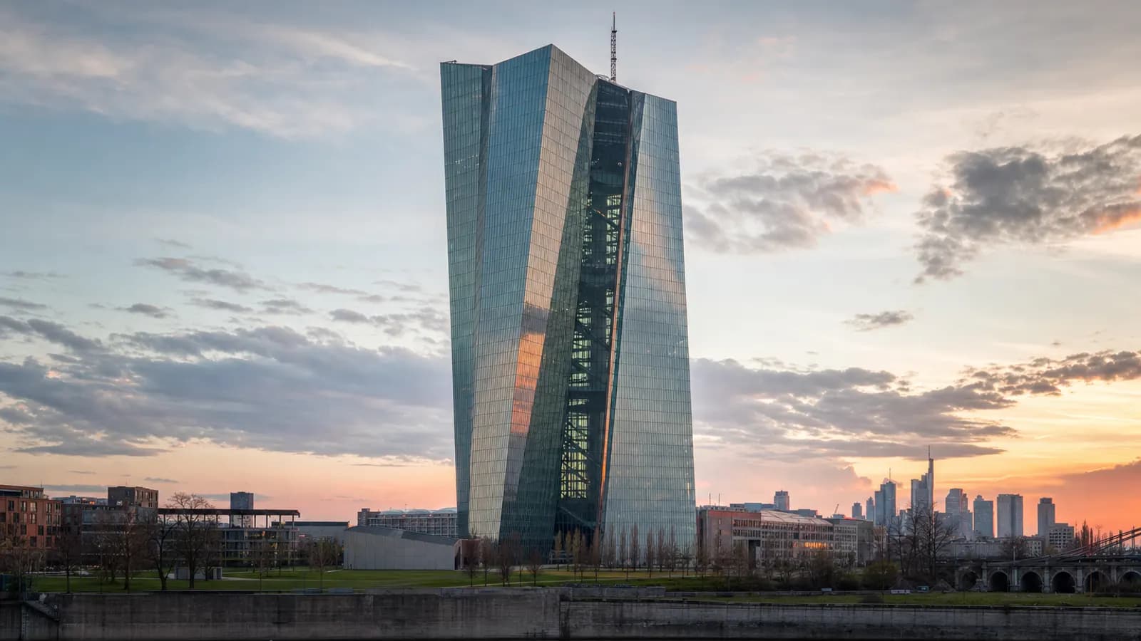 Tour de la Banque centrale européenne à Francfort au crépuscule.